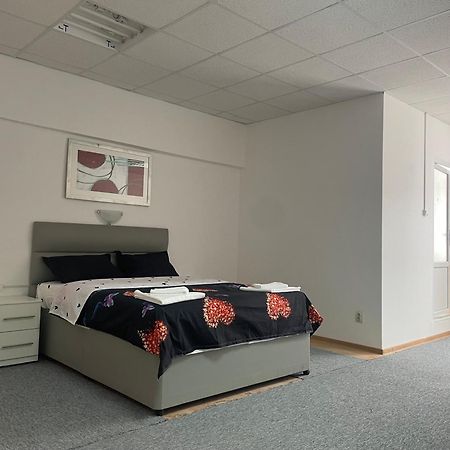 Studio Rentals Onesti Ngoại thất bức ảnh